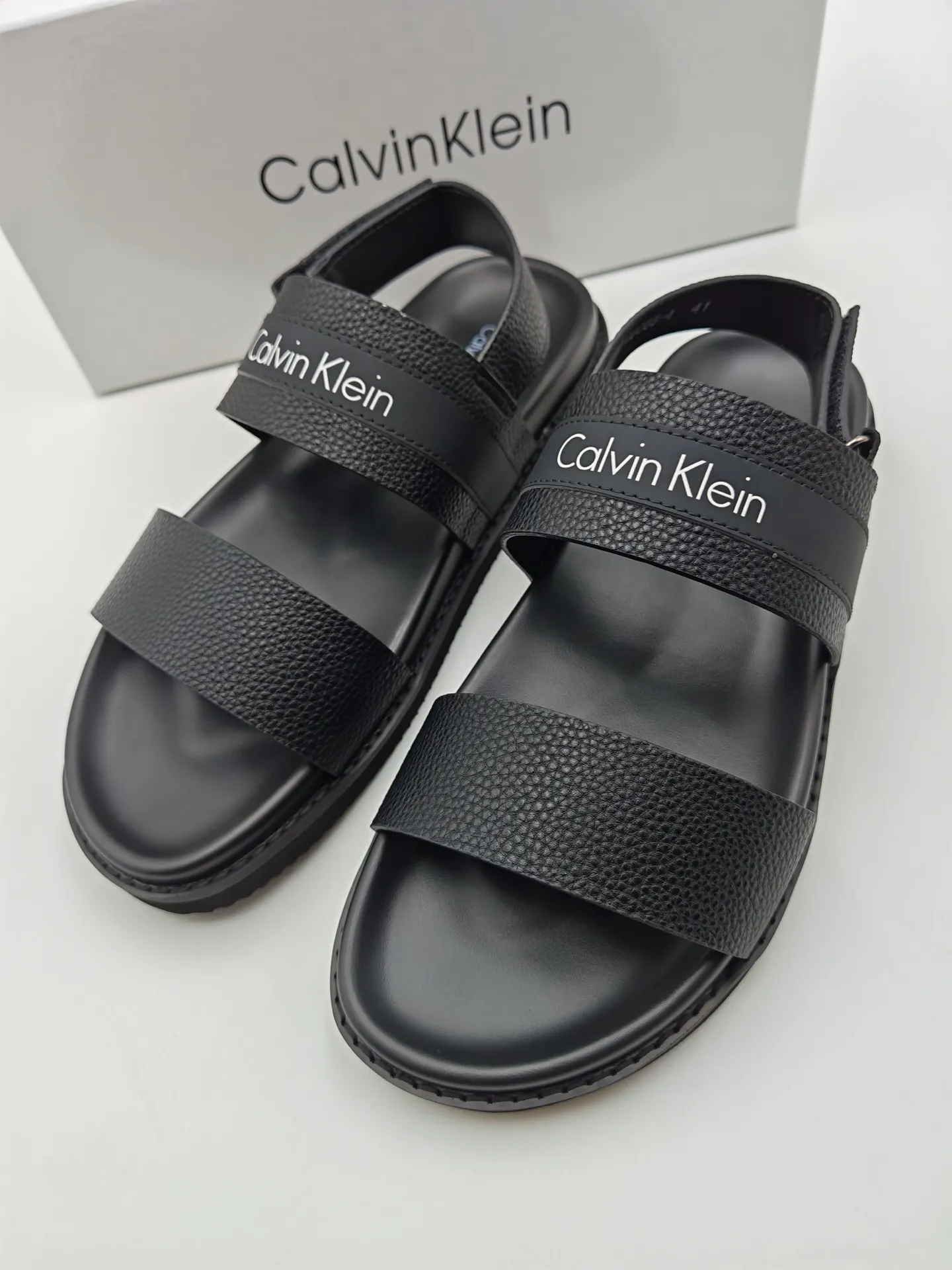 Men's shoes 💰300 Calvin Klein CK men's slippers, the upper of this slipper is made of imported cowhide, and the sole is also imported new EVA material. The foamed ultra-light outsole is more non-slip, three-dimensional and skin-friendly. Available from stock, long-term availability, Size: 38-46 yards.